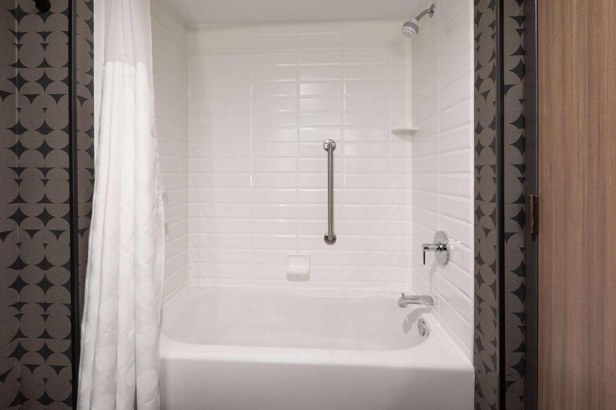 Riverbend Hotel And Suites, Trademark Collection By Wyndham Ashtabula Ngoại thất bức ảnh